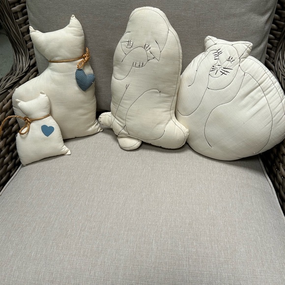 Cat Lovers Bundle -4 accent pillows/set. Two w/stiching, 2 w/hearts and twine. - Picture 1 of 3